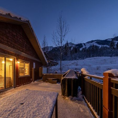 Lush Mountain Accommodations Golden Exterior photo