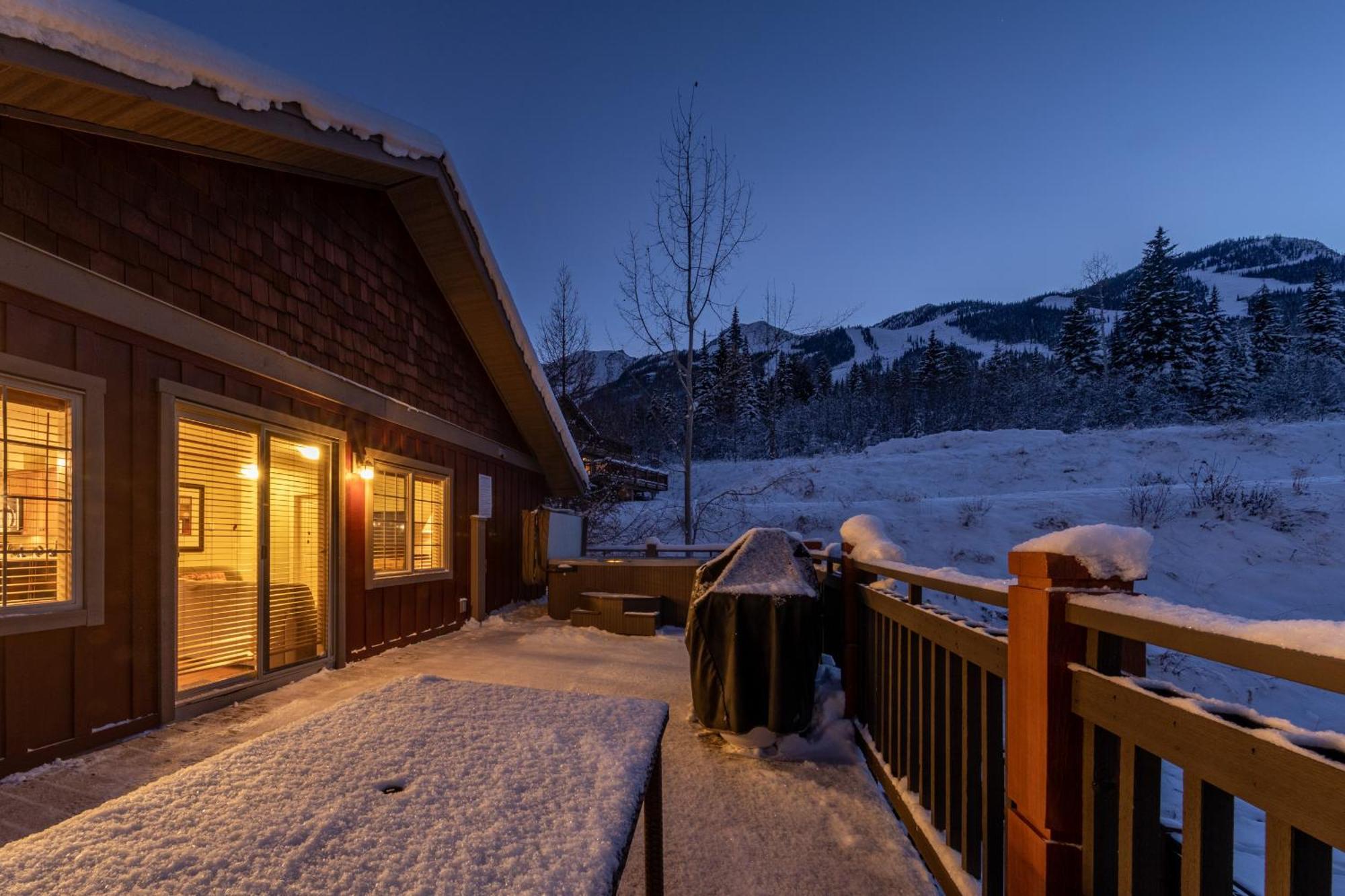 Lush Mountain Accommodations Golden Exterior photo