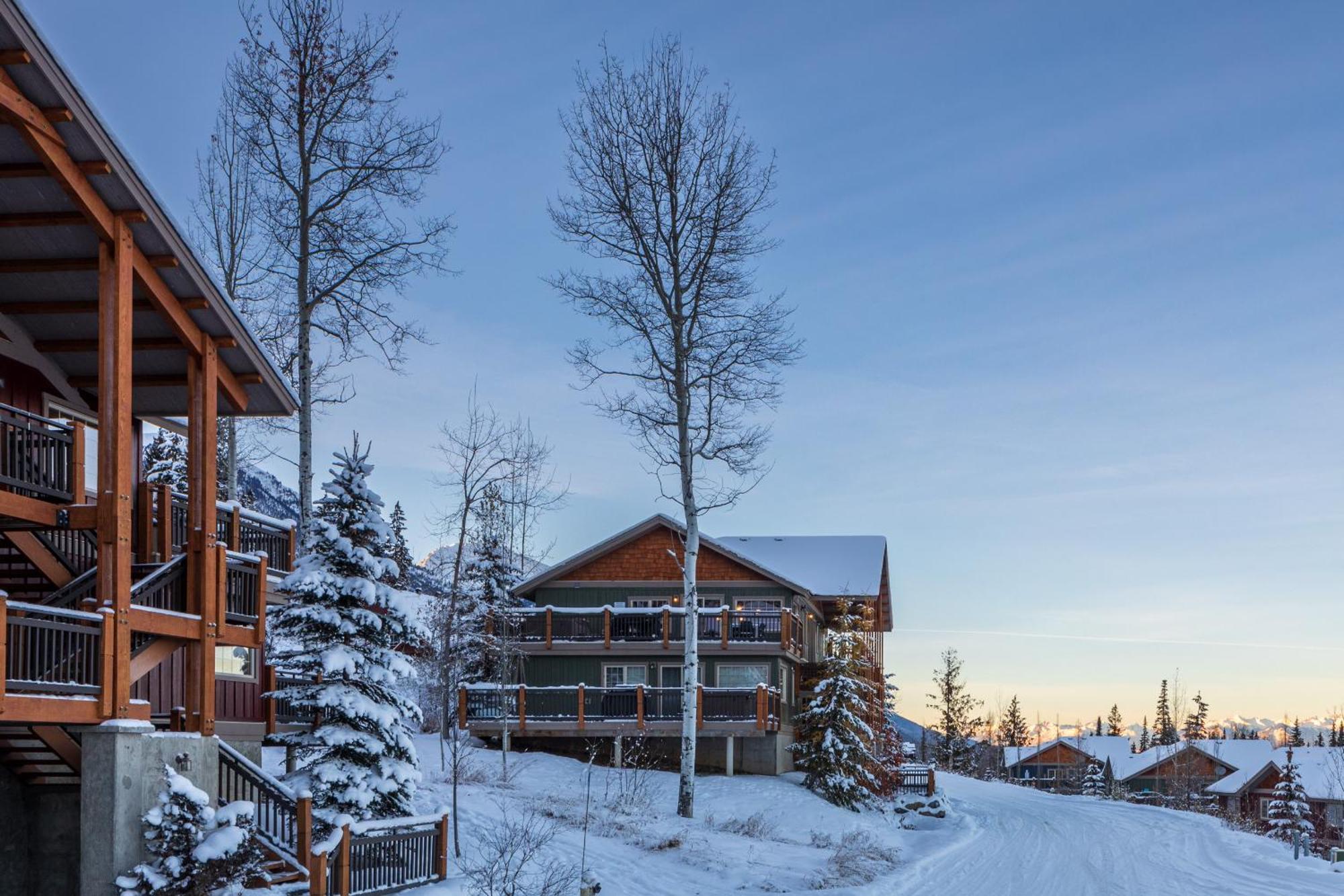 Lush Mountain Accommodations Golden Exterior photo