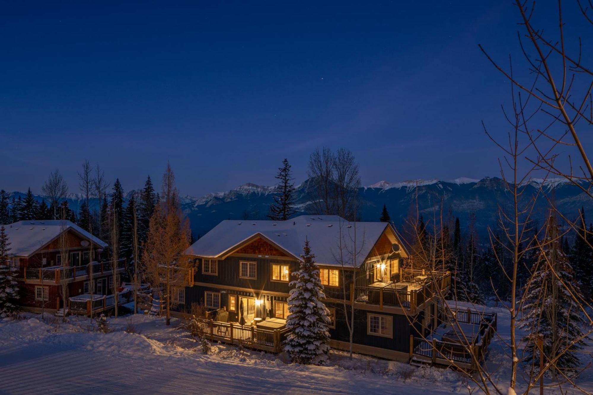 Lush Mountain Accommodations Golden Exterior photo