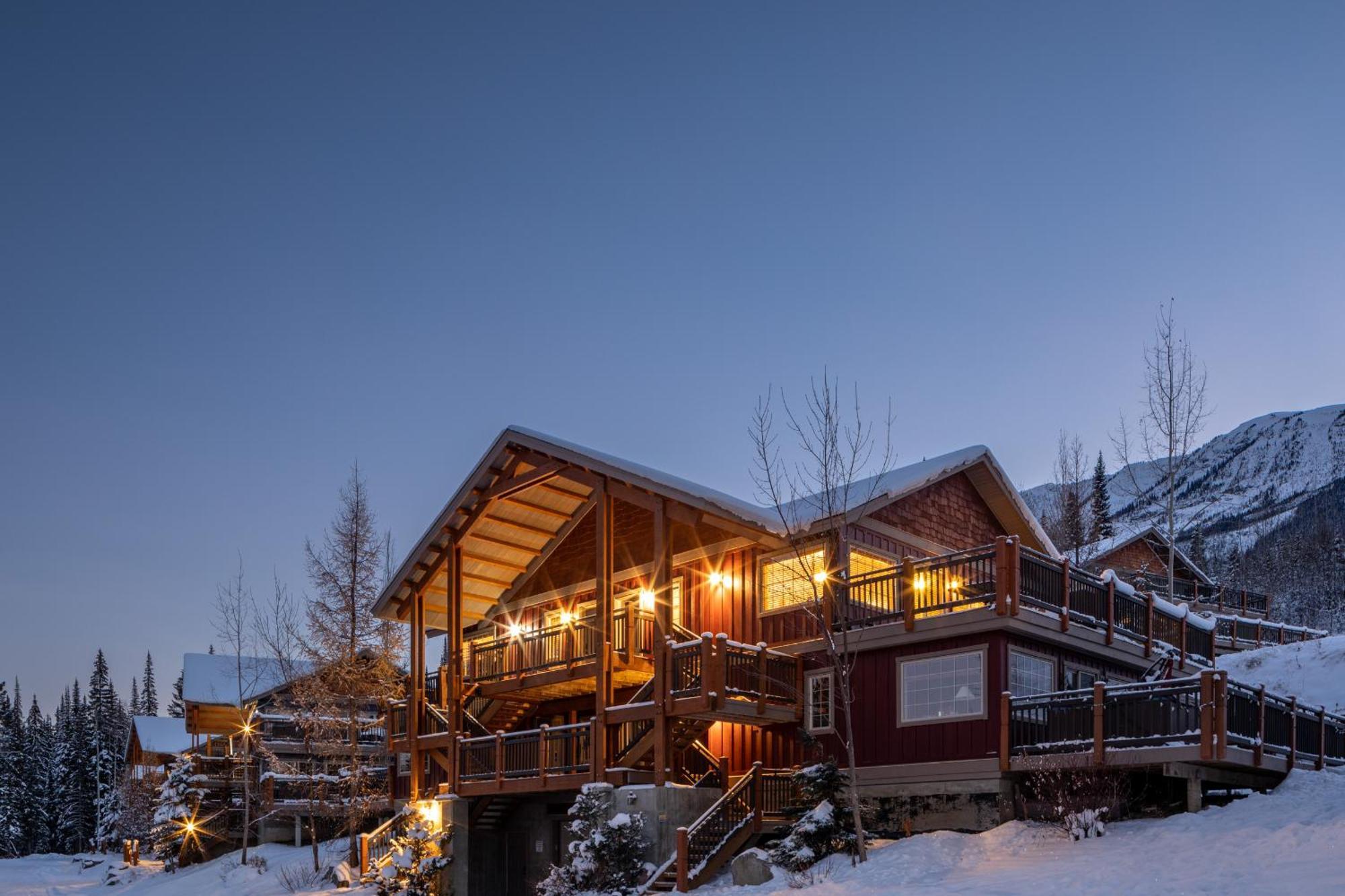 Lush Mountain Accommodations Golden Exterior photo