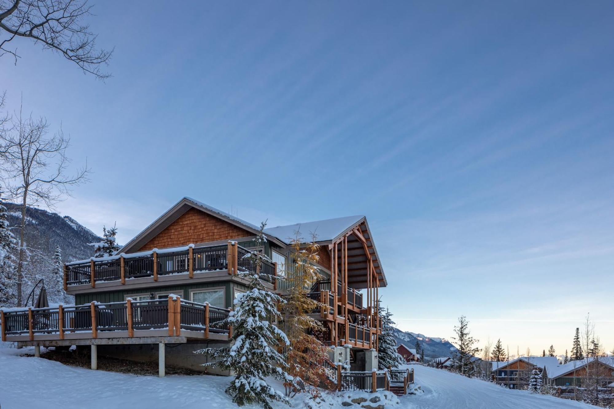 Lush Mountain Accommodations Golden Exterior photo