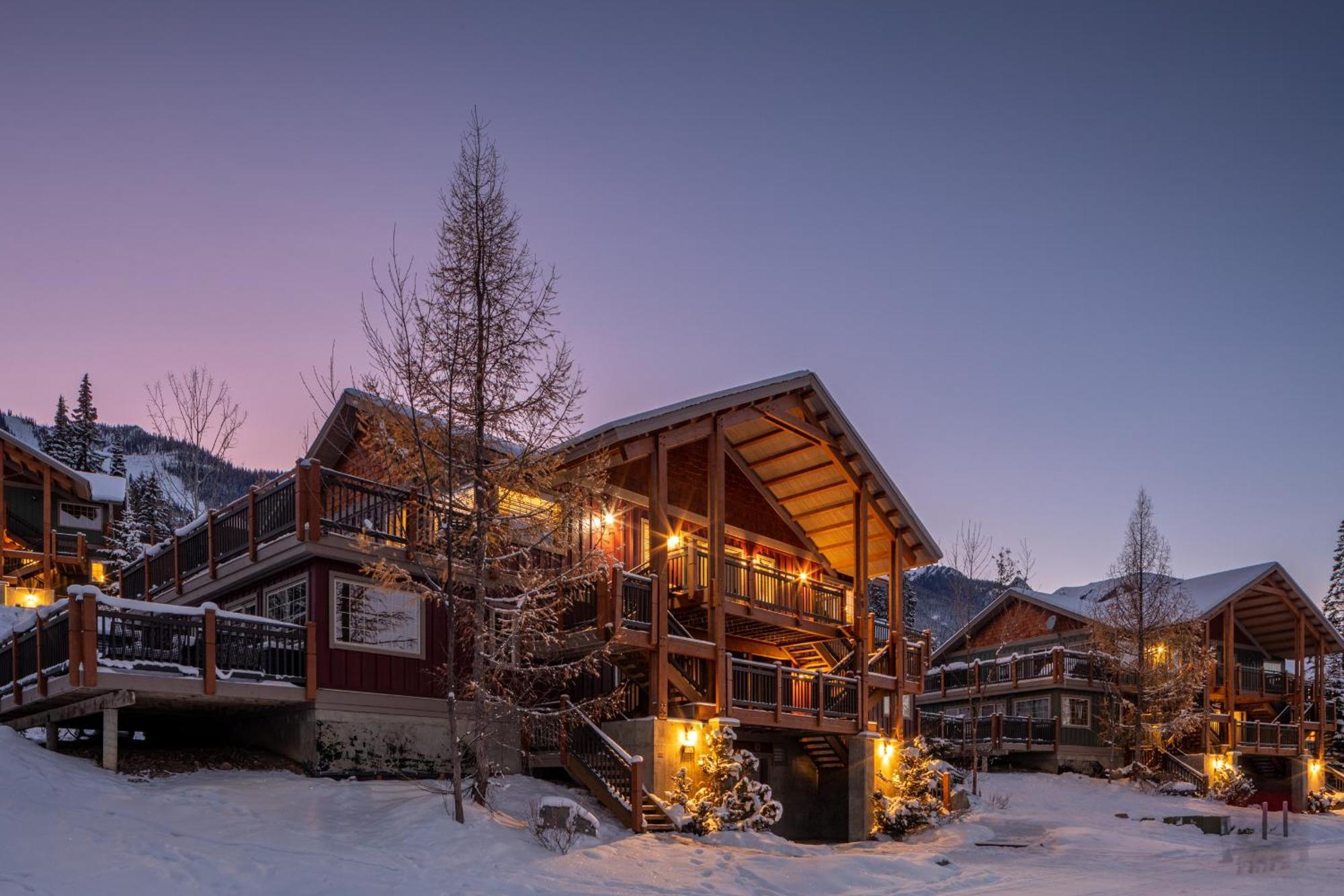 Lush Mountain Accommodations Golden Exterior photo